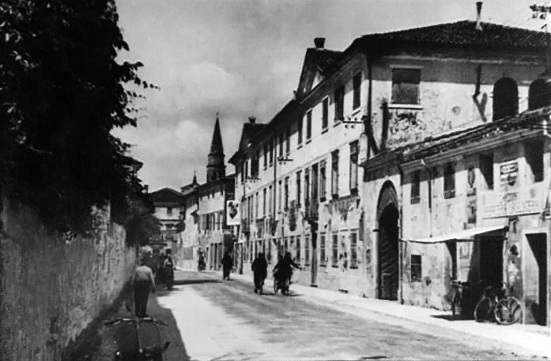 Veduta storica di via Roma con Palazzo Sebellin